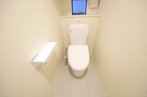 少ない水を有効に使って、汚れも効率よく洗浄します。便器は奥までふちのない掃除がしやすい形状です。
