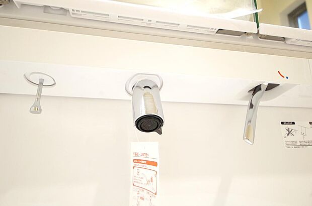 洗面台の給水口はホースが伸びるので朝シャン出来ます。シングルレバーでお湯の温度も楽々調整出来ます。