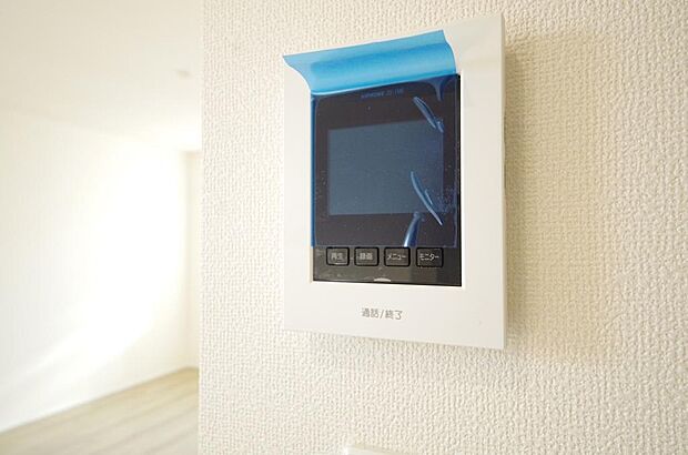 来訪者を映像と音声で確認可能なので、煩わしいセールスにも住戸内で対話可能です。