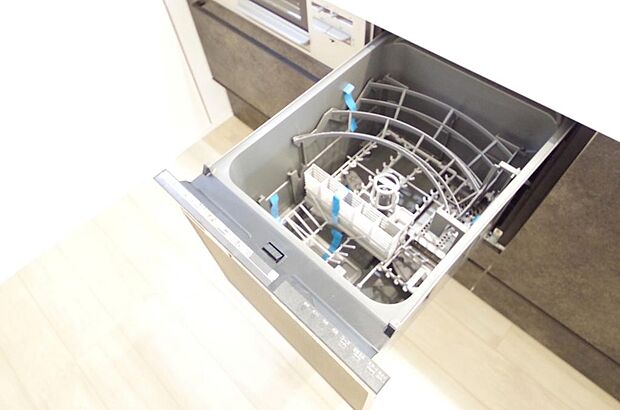 食器の出し入れがしやすいスライド収納タイプの食器洗い乾燥機です。また、節水効果にも優れています。