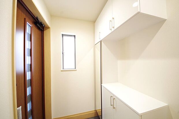 棚板が多く、沢山のの靴が収納可能。棚板は稼働可能ですのでブーツやヒールの高い靴も収納でき便利です。