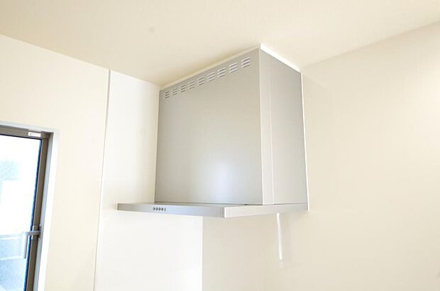 キッチン上部には、ブーツ型の照明付きのレンジフードが標準装備されております。