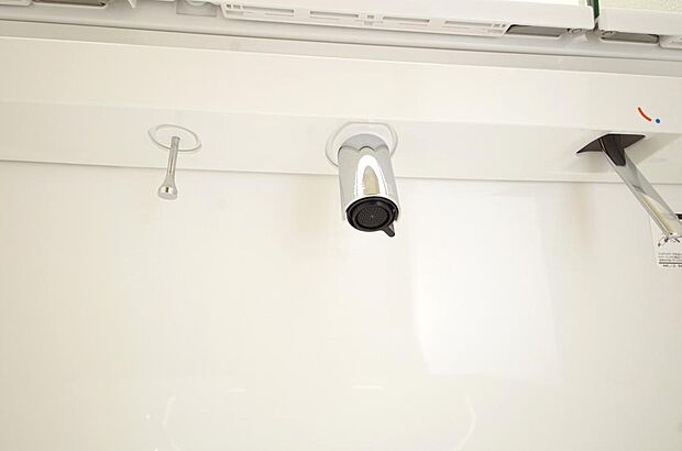 洗面台の給水口はホースが伸びるので朝シャン出来ます。シングルレバーでお湯の温度も楽々調整出来ます。