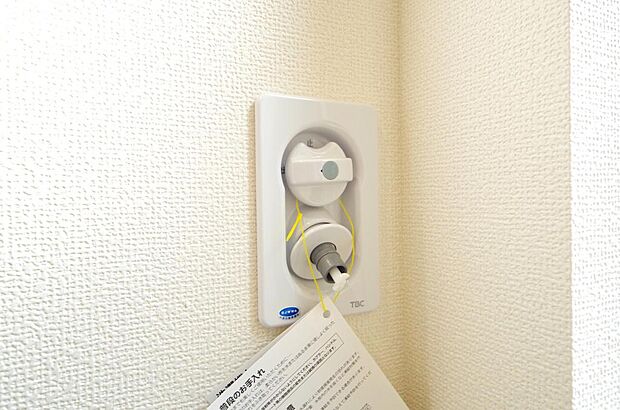 洗濯機用の給水口には蛇口ではなく、全自動洗濯機が設置できる専用の給水口が設置されております。