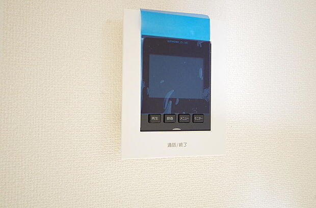 来訪者を映像と音声で確認可能なので、煩わしいセールスにも住戸内で対話可能です。