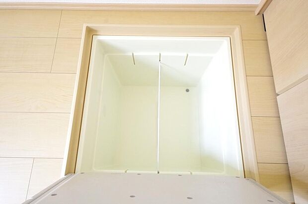 普段は使わない物や大切な物などを収納出来ます。空間を有効に利用した床下収納です。