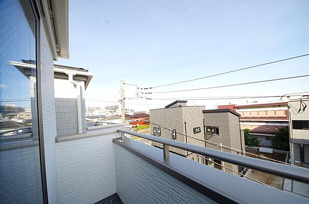 陽光あふれるバルコニーは、たくさんの光を浴びることができるのでお洗濯物やお布団もしっかり干せます。