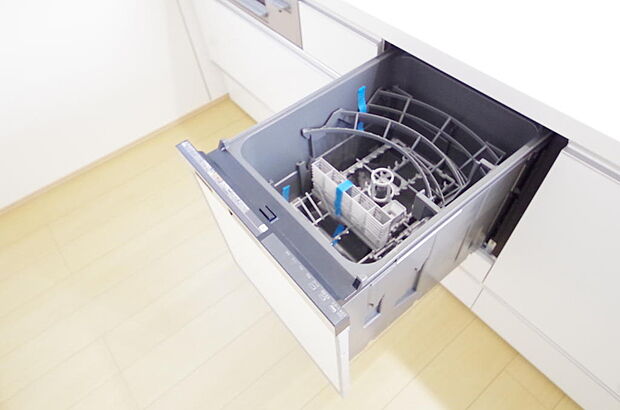 食器の出し入れがしやすいスライド収納タイプの食器洗い乾燥機です。また、節水効果にも優れています。