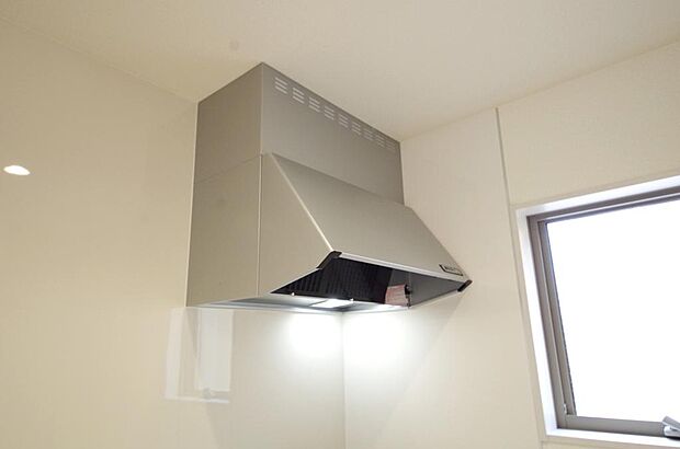 キッチン上部には、ブーツ型の照明付きのレンジフードが標準装備されております。