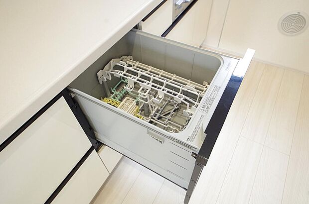 食器の出し入れがしやすいスライド収納タイプの食器洗い乾燥機です。また、節水効果にも優れています。