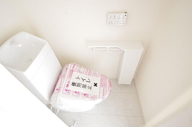 少ない水を有効に使って、汚れも効率よく洗浄します。便器は奥までふちのない掃除がしやすい形状です。