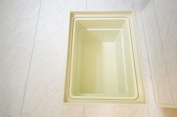 シャンプー リンス 洗剤 柔軟剤等のストックに便利です。空間を有効に利用した収納です。