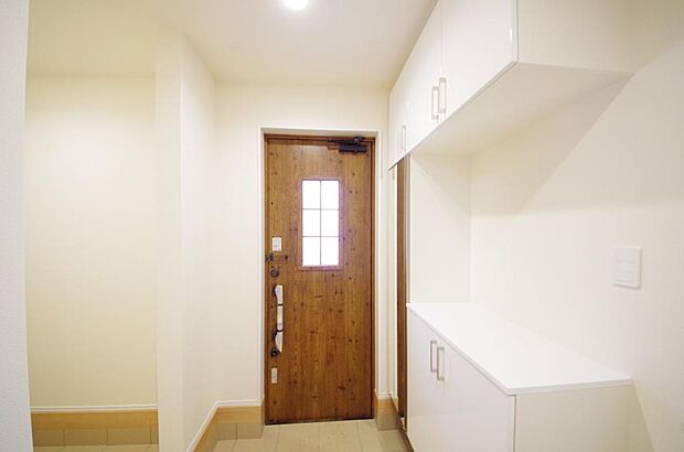 棚板が多く、沢山のの靴が収納可能。棚板は稼働可能ですのでブーツやヒールの高い靴も収納でき便利です。