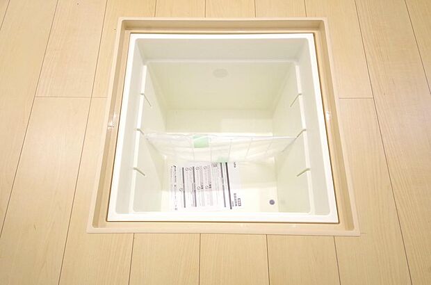 ミネラルウォーター、缶詰、非常食のストックに便利です。空間を有効に利用した収納です。