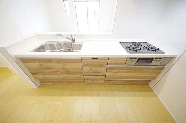 キッチンには耐久性が高く、お手入れも簡単で人工大理石トップを採用して、キッチンを優雅に演出しました。