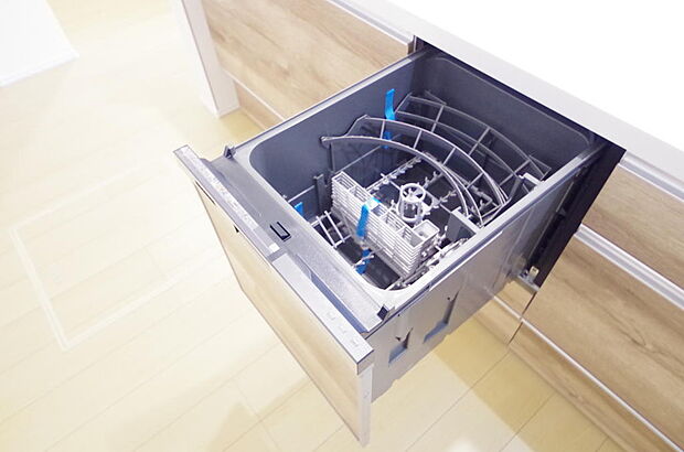 食器の出し入れがしやすいスライド収納タイプの食器洗い乾燥機です。また、節水効果にも優れています。