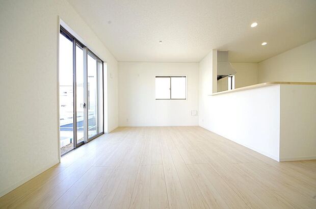 明るい陽光が差し込み開放的なリビング ダイニングを演出し、ゆとりある空間はご満足いただけます。