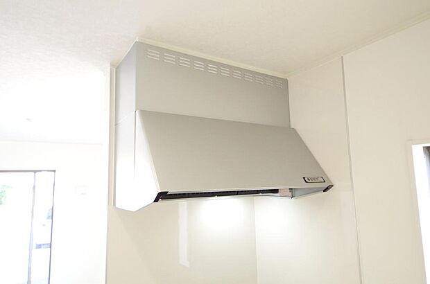 キッチン上部には、ブーツ型の照明付きのレンジフードが標準装備されております。