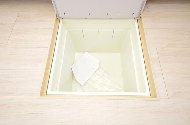 普段は使わない物や大切な物などを収納出来ます。空間を有効に利用した床下収納です。