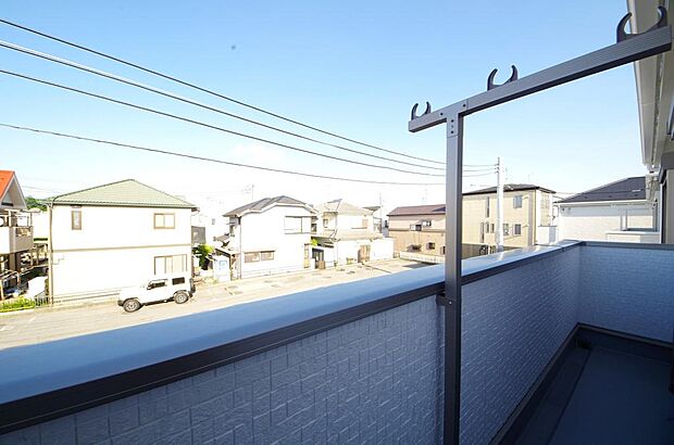 陽光あふれるバルコニーは、たくさんの光を浴びることができるのでお洗濯物やお布団もしっかり干せます。