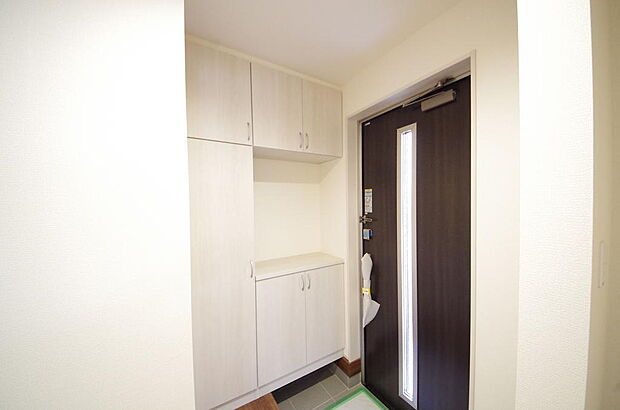 棚板が多く、沢山の靴が収納可能。棚板は稼働可能ですのでブーツやヒールの高い靴も収納でき便利です。
