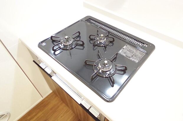 三ツ口コンロはＳｉセンサーが組み込まれています。長時間の使用の際にセンサーが自動でストップします。