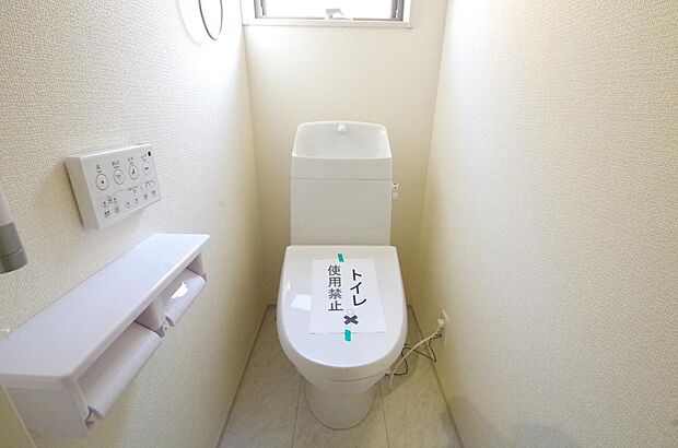 少ない水を有効に使って、汚れも効率よく洗浄します。便器は奥までふちのない掃除がしやすい形状です。
