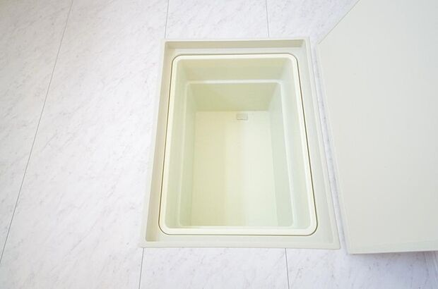 シャンプー　リンス　洗剤　柔軟剤等のストックに便利です。空間を有効に利用した収納です。