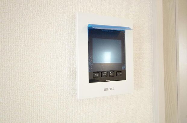 来訪者を映像と音声で確認可能なので、煩わしいセールスにも住戸内で対話可能です。