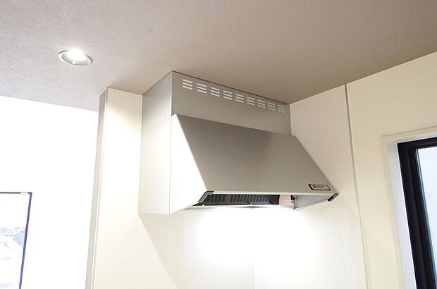 キッチン上部には、ブーツ型の照明付きのレンジフードが標準装備されております。