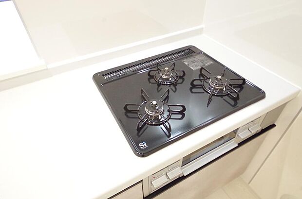 三ツ口コンロはSiセンサーが組み込まれています。長時間の使用の際にセンサーが自動でストップします。
