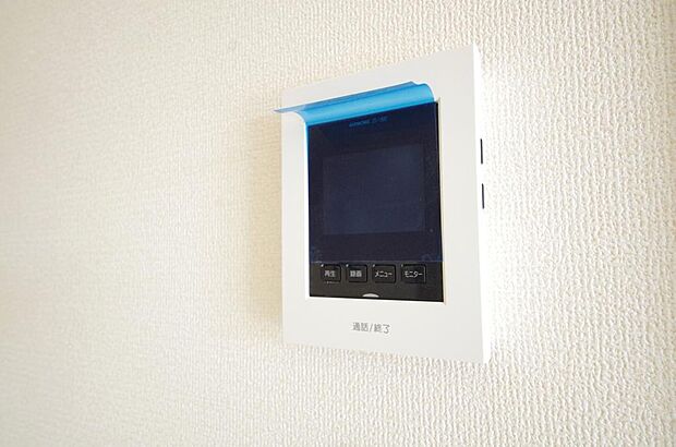 来訪者を映像と音声で確認可能なので、煩わしいセールスにも住戸内で対話可能です。