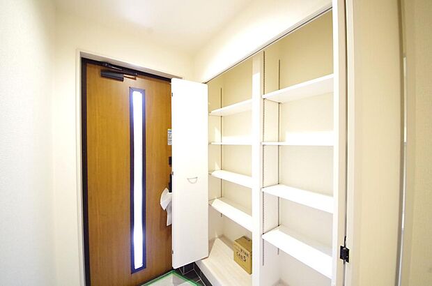 棚板が多く、沢山の靴が収納可能。棚板は稼働可能ですのでブーツやヒールの高い靴も収納でき便利です。