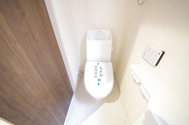 少ない水を有効に使って、汚れも効率よく洗浄します。便器は奥までふちのない掃除がしやすい形状です。