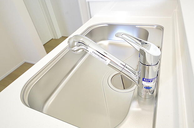 レバー操作一つで水量、温度も調節可能です。また、蛇口には浄水カートリッジも内蔵可能です。