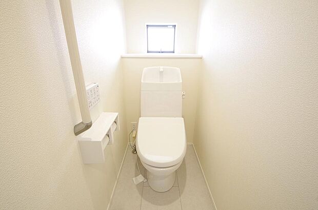 少ない水を有効に使って、汚れも効率よく洗浄します。便器は奥までふちのない掃除がしやすい形状です。