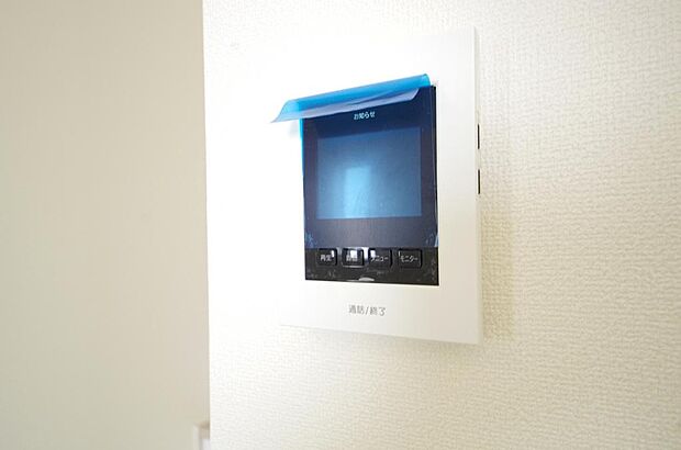 来訪者を映像と音声で確認可能なので、煩わしいセールスにも住戸内で対話可能です。
