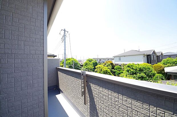 陽光あふれるバルコニーは、たくさんの光を浴びることができるのでお洗濯物やお布団もしっかり干せます。