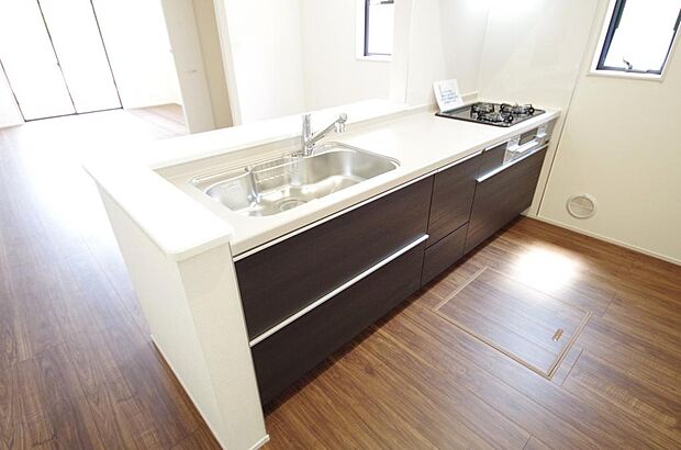 キッチンには耐久性が高く、お手入れも簡単で人工大理石トップを採用して、キッチンを優雅に演出しました。