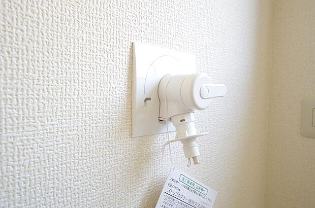 洗濯機用の給水口には蛇口ではなく、全自動洗濯機が設置できる専用の給水口が設置されております。