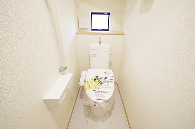 少ない水を有効に使って、汚れも効率よく洗浄します。便器は奥までふちのない掃除がしやすい形状です。