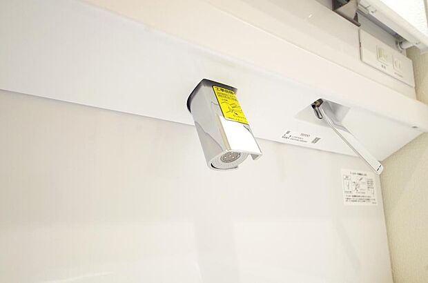 洗面台の給水口はホースが伸びるので朝シャン出来ます。シングルレバーでお湯の温度も楽々調整出来ます。