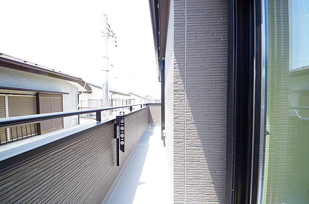 陽光あふれるバルコニーは、たくさんの光を浴びることができるのでお洗濯物やお布団もしっかり干せます。
