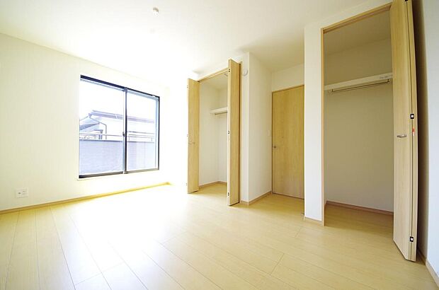 木の質感が優しい床材と豊富な収納が特徴的な、心に温かさを感じる内装です。