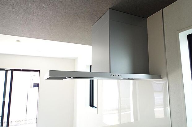 キッチン上部には、ブーツ型の照明付きのレンジフードが標準装備されております。