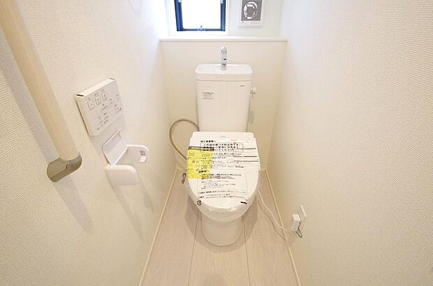 少ない水を有効に使って、汚れも効率よく洗浄します。便器は奥までふちのない掃除がしやすい形状です。