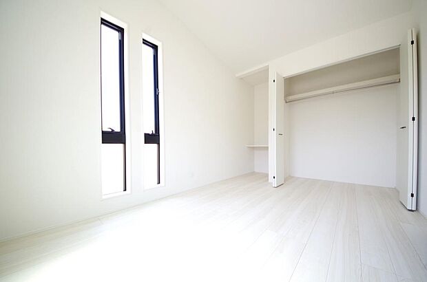 木の質感が優しい床材と豊富な収納が特徴的な、心に温かさを感じる内装です。