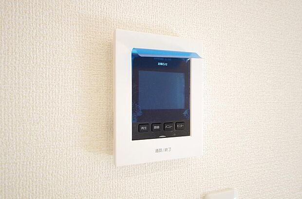 来訪者を映像と音声で確認可能なので、煩わしいセールスにも住戸内で対話可能です。