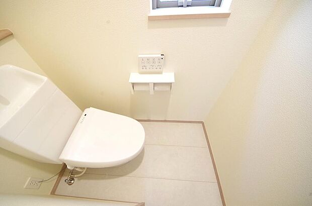 少ない水を有効に使って、汚れも効率よく洗浄します。便器は奥までふちのない掃除がしやすい形状です。