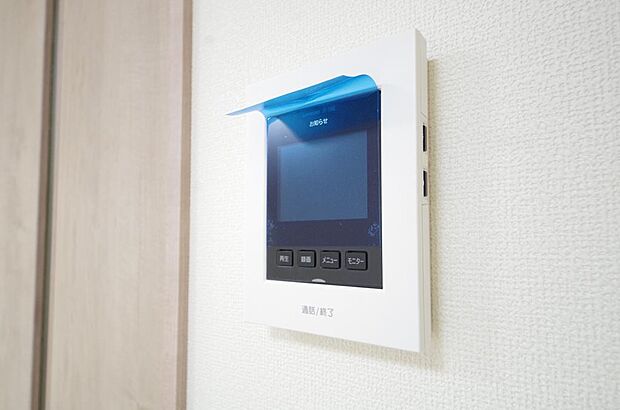 来訪者を映像と音声で確認可能なので、煩わしいセールスにも住戸内で対話可能です。